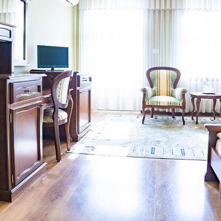 Hotel "Dworek Lesniczowka" Wodzislaw Slaski Ngoại thất bức ảnh