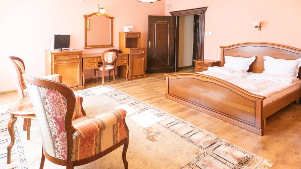 Hotel "Dworek Lesniczowka" Wodzislaw Slaski Ngoại thất bức ảnh