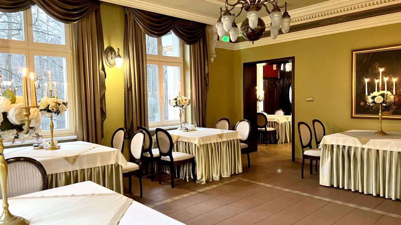 Hotel "Dworek Lesniczowka" Wodzislaw Slaski Ngoại thất bức ảnh
