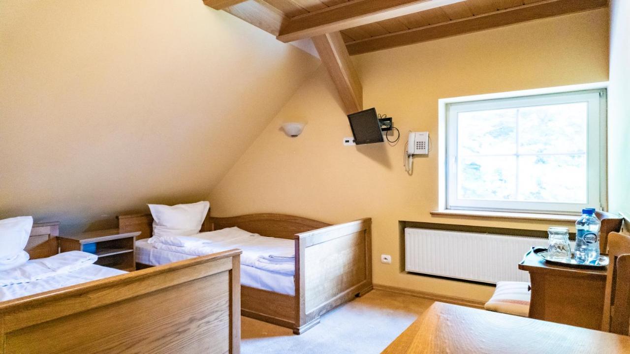 Hotel "Dworek Lesniczowka" Wodzislaw Slaski Ngoại thất bức ảnh