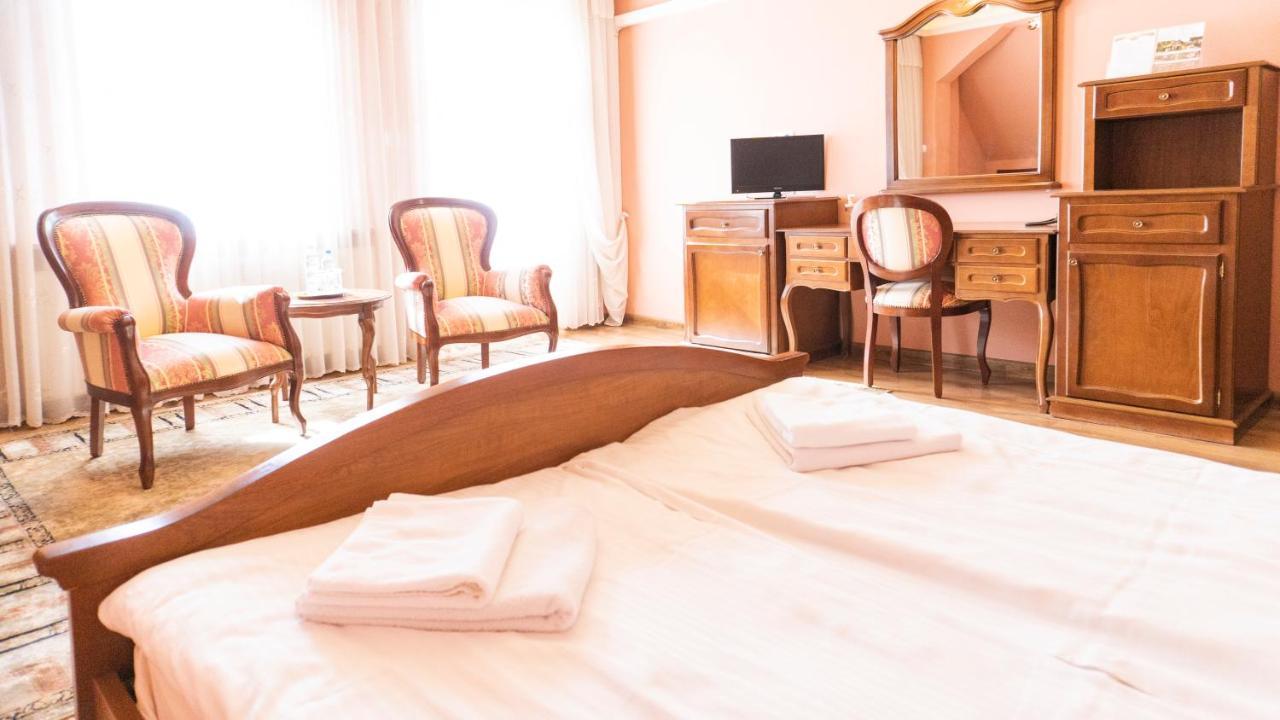 Hotel "Dworek Lesniczowka" Wodzislaw Slaski Ngoại thất bức ảnh