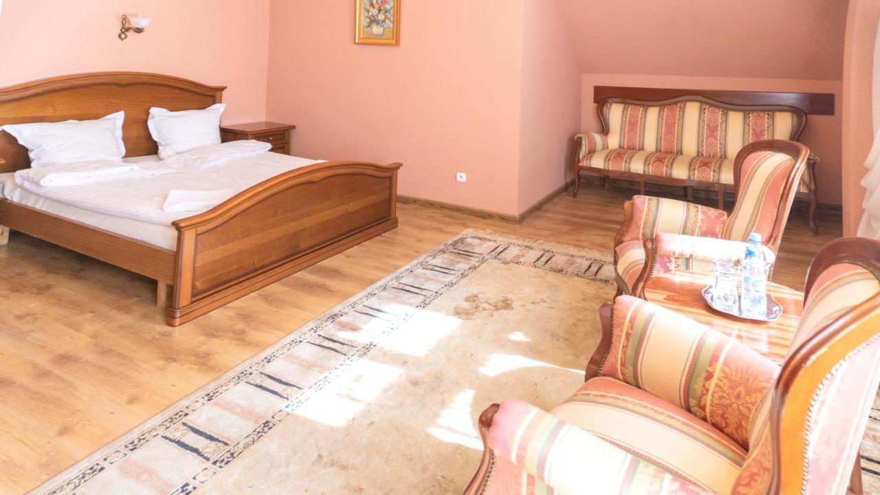 Hotel "Dworek Lesniczowka" Wodzislaw Slaski Ngoại thất bức ảnh