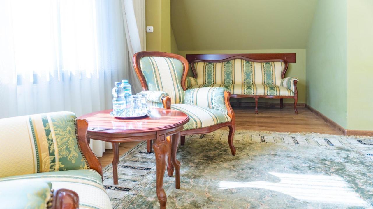 Hotel "Dworek Lesniczowka" Wodzislaw Slaski Ngoại thất bức ảnh