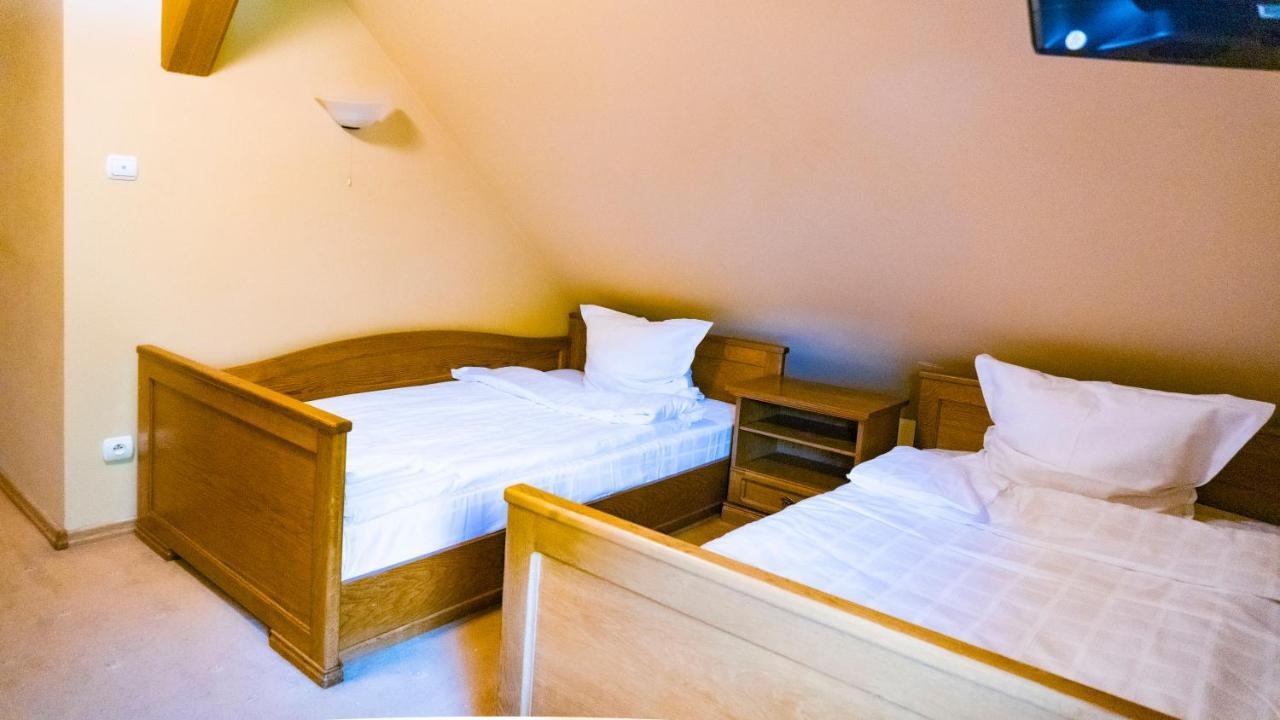 Hotel "Dworek Lesniczowka" Wodzislaw Slaski Ngoại thất bức ảnh