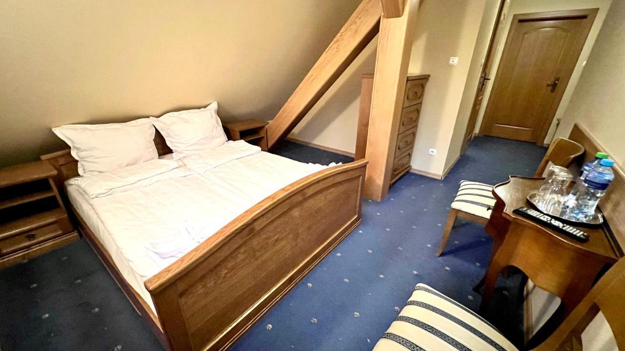 Hotel "Dworek Lesniczowka" Wodzislaw Slaski Ngoại thất bức ảnh